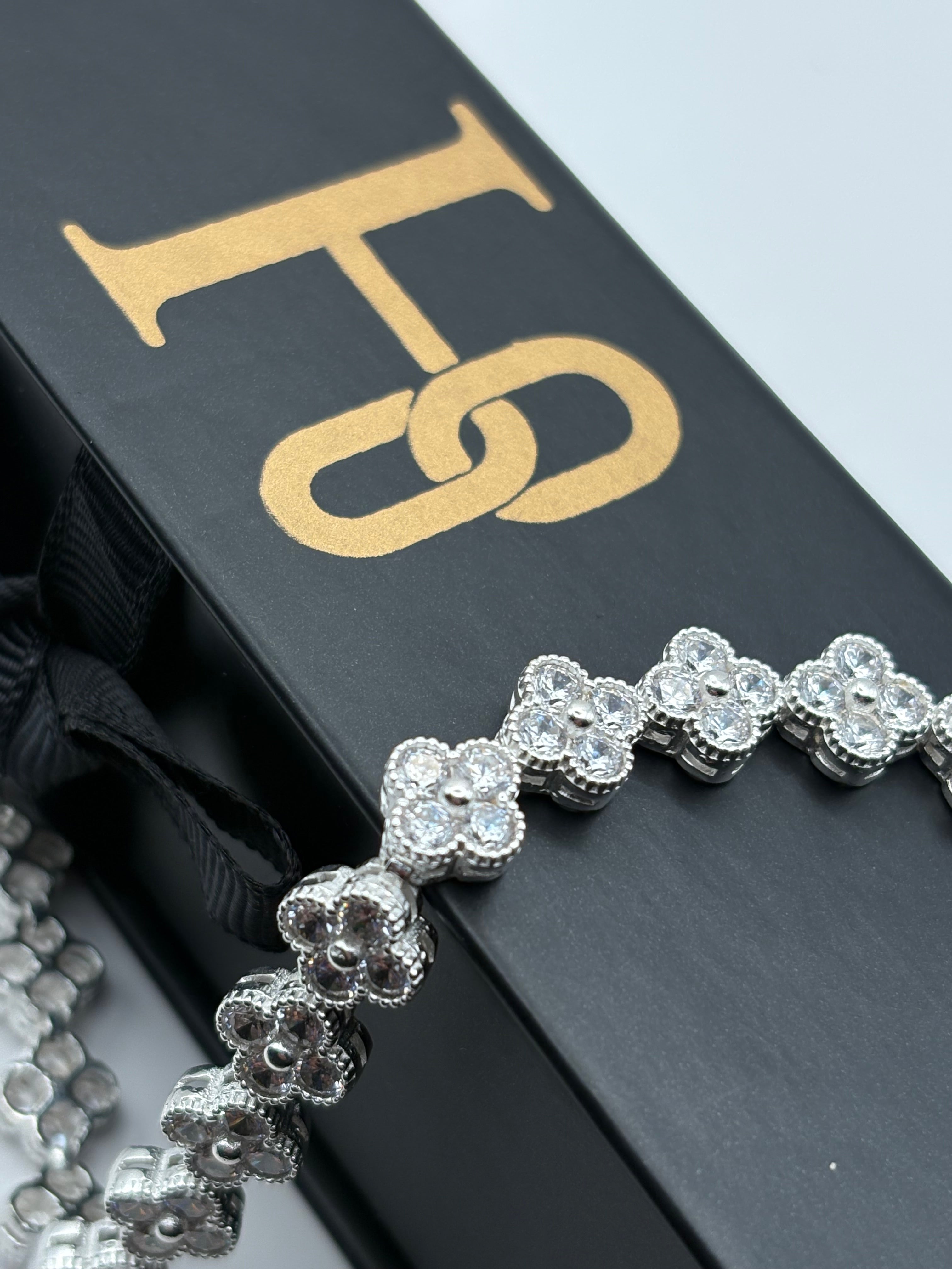 Pulso de trébol con incrustación