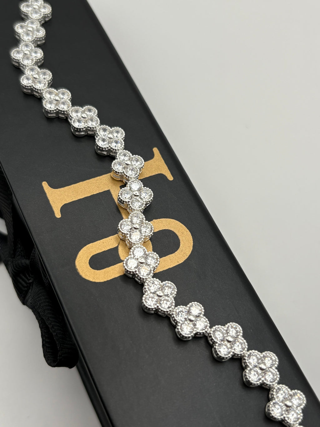 Pulso de trébol con incrustación