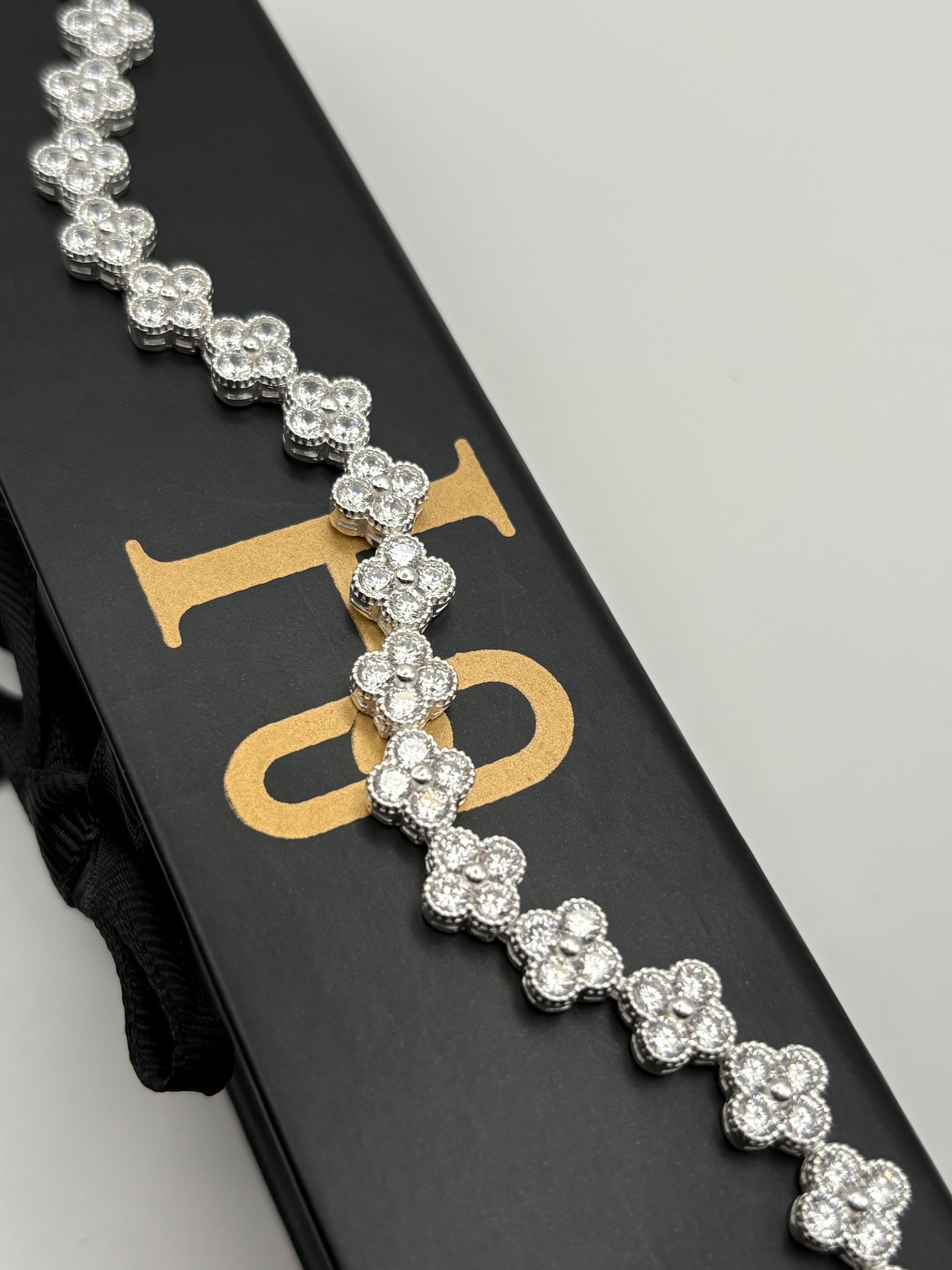 Pulso de trébol con incrustación