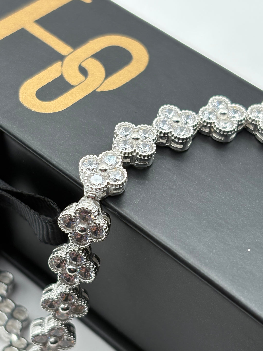 Pulso de trébol con incrustación