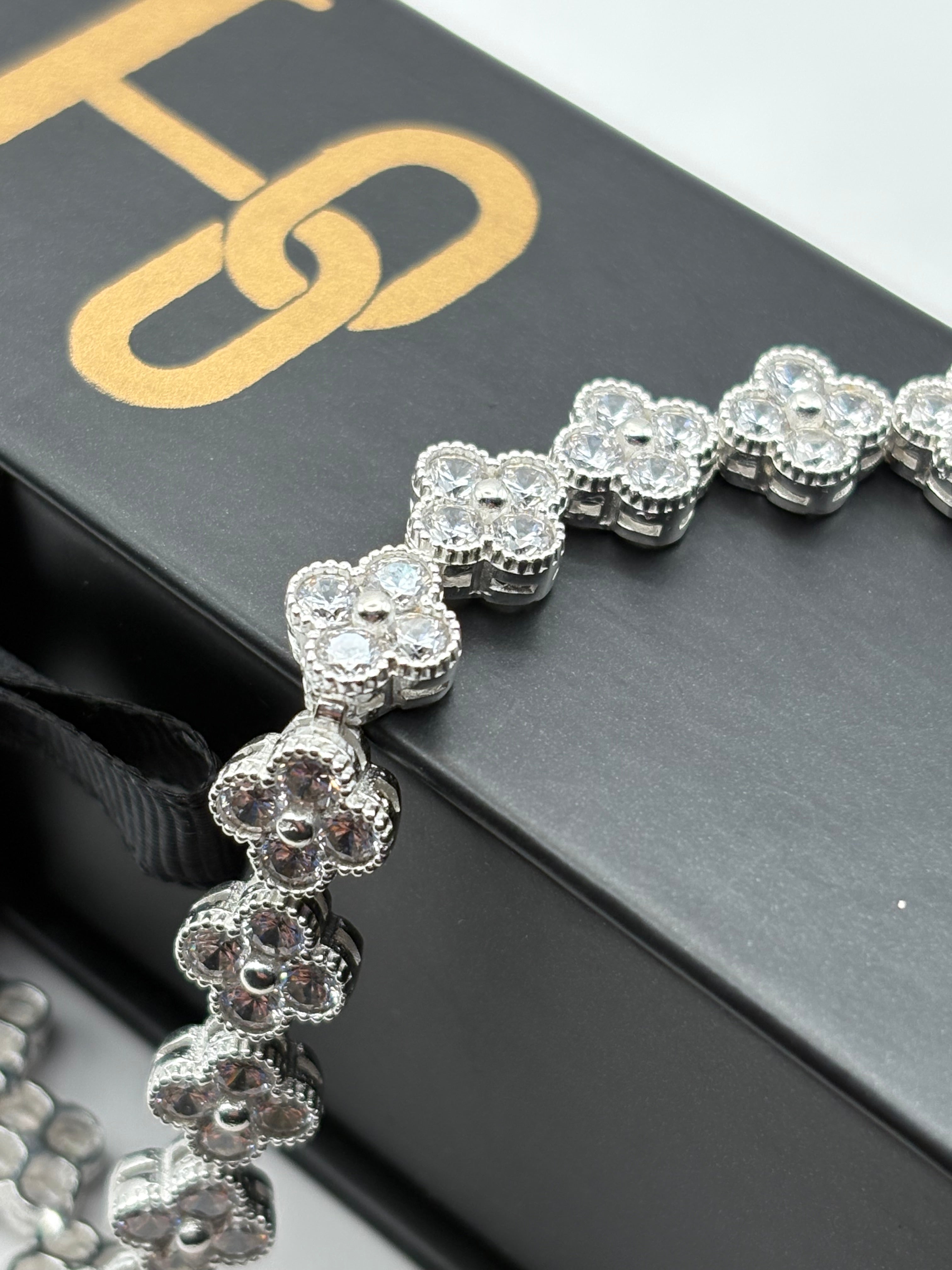 Pulso de trébol con incrustación